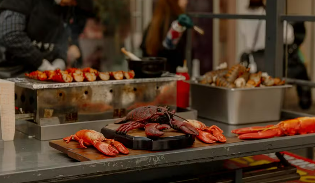 Cozinhar vivo é cruel? Estudo brasileiro mostra sensibilidade de lagostas e camarões Cozinhar vivo é cruel? Estudo brasileiro mostra sensibilidade de lagostas e camarões