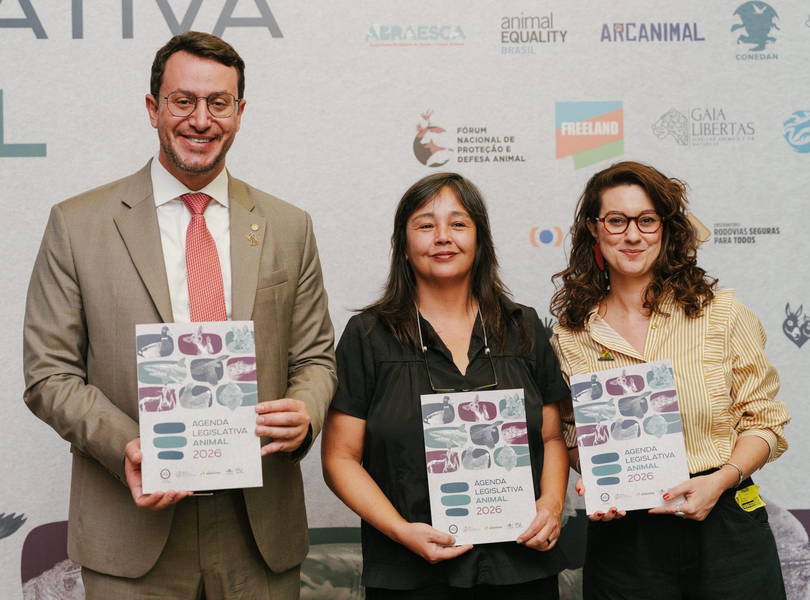 ONGs lançam a 2ª edição da Agenda Legislativa Animal com 20 projetos prioritários no Congresso Nacional